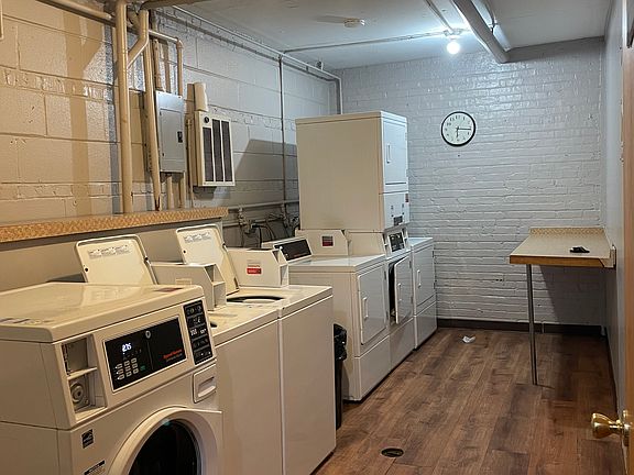 3rd image of 5920 N Kenmore Ave APT 219