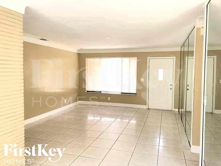 2840 SW 2nd Ct — Photo 2