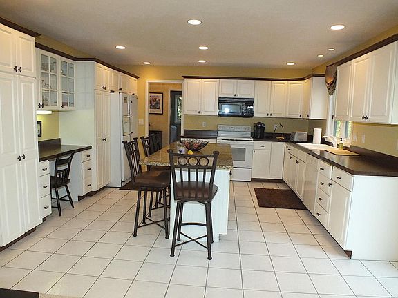 4th image of 557 Jasmine Dr