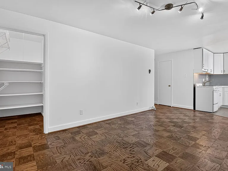 1210 N Taft St #105 — Photo 6