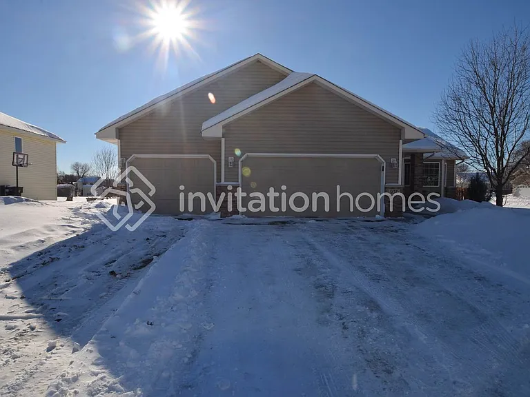 930 118th Ln NE — Photo 1