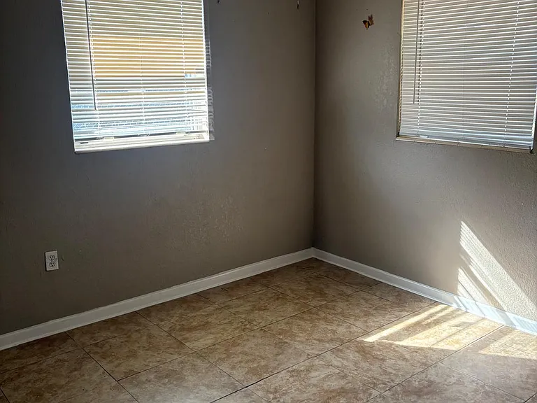 2105 Edwin St NE — Photo 8