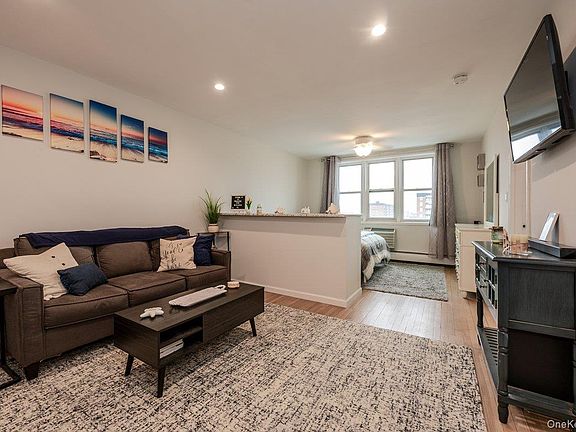 4th image of 210 E Broadway #4D
