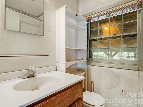 14th image of 770 Echo Hill Dr