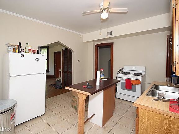 3rd image of 3729 N Kenmore Ave APT 1F
