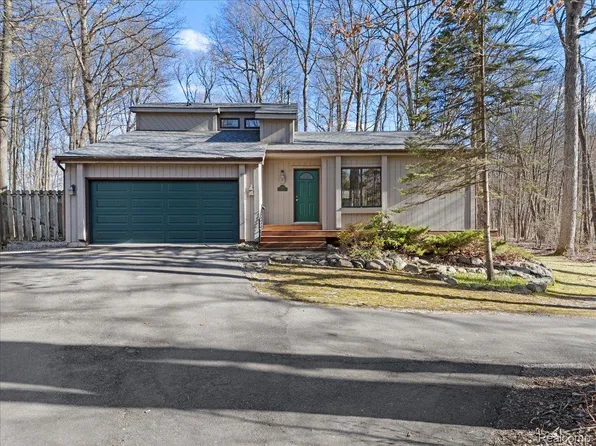 9560 Placid Way, Howell, MI 48843