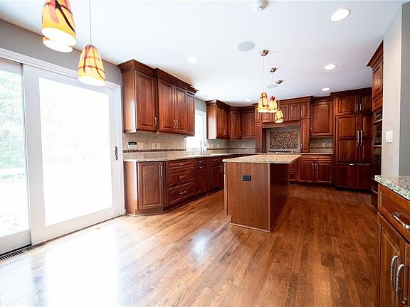 5th image of 110 Riverstone Dr