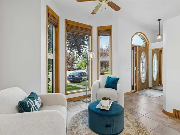 246 SW Mount Lorette Pl SE, Calgary, AB T2Z 2L9