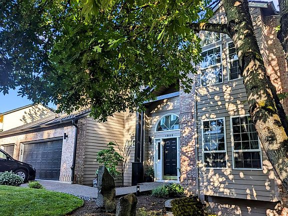 Front of home with shade tree