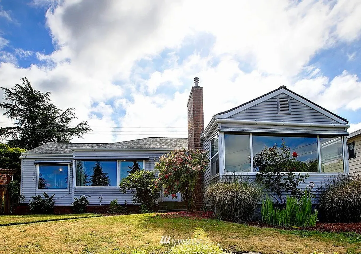 Spacious 4 bedroom 3 bath house on Beacon Hill — Photo 1