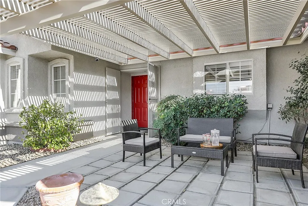 3 bed, 2400 sqft, $4,999 — Photo 3
