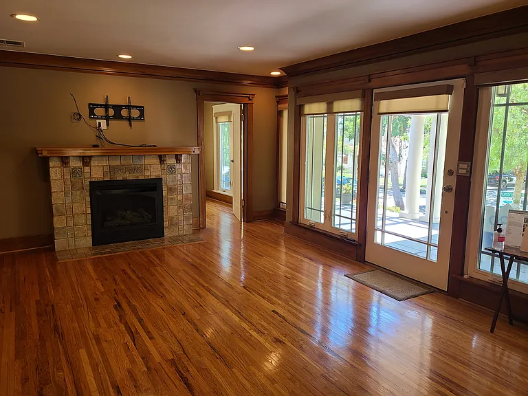 352 N Myrtle Ave — Photo 2