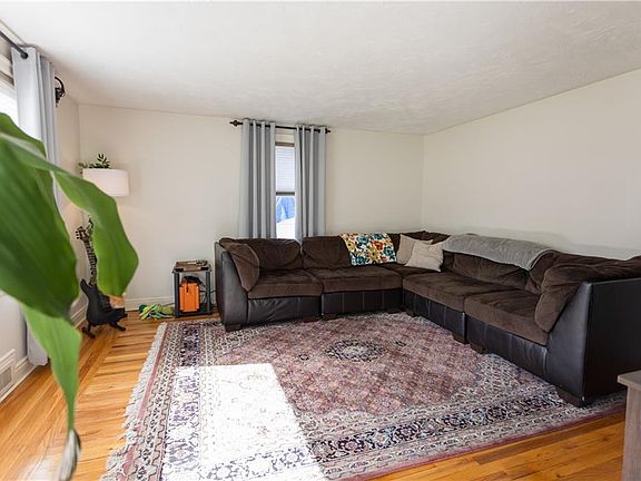 3rd image of 121 Woodbury St