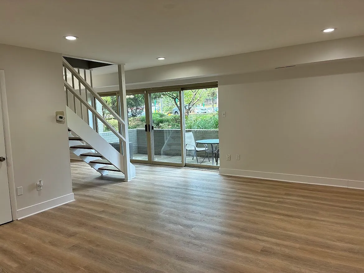 2 bed, 1.5 bath, 1081 sqft, $2,000 — Photo 3
