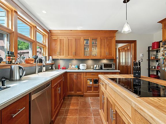 3rd image of 39 Cedar Dr