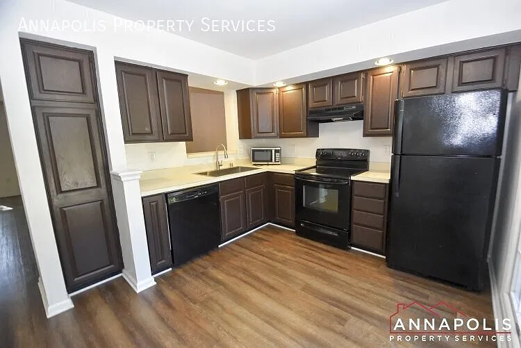 2110 commissary circle — Photo 3