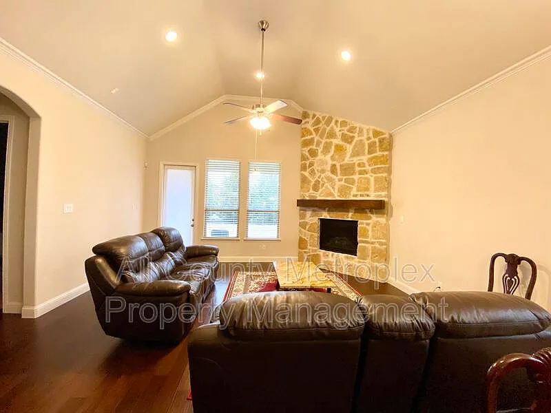 4 bed, 4.0 bath, 3609 sqft, $4,295 — Photo 2