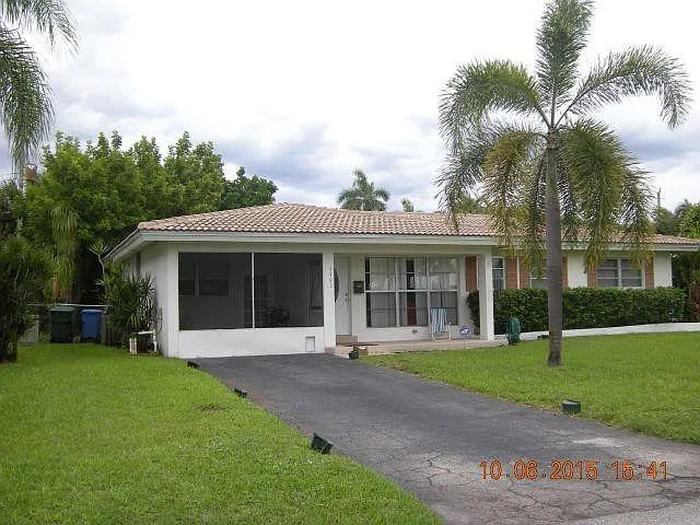 3 bed, 2.0 bath, 1296 sqft, $3,300 — Photo 2