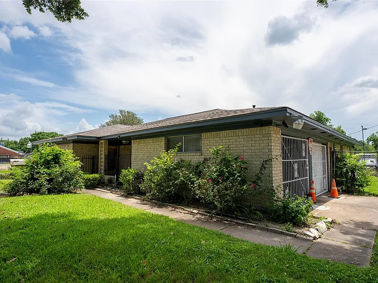 4402 Balkin St — Photo 2