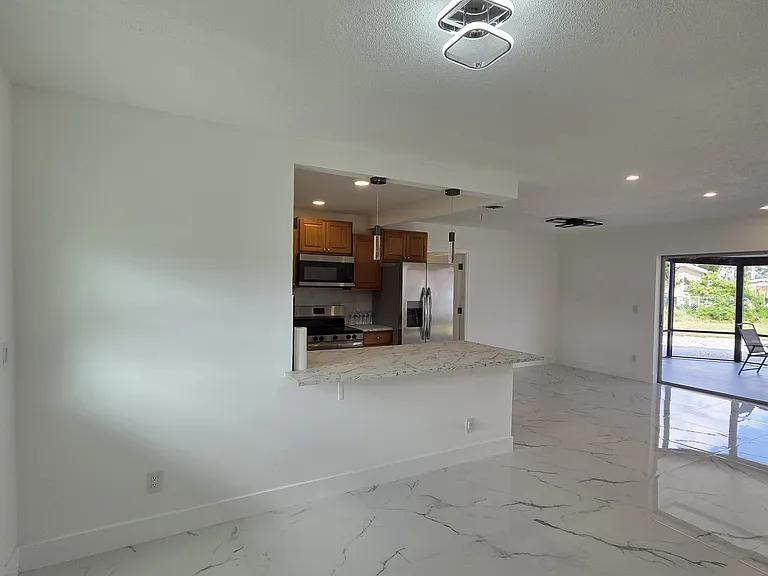 305 SE Airoso Blvd — Photo 13