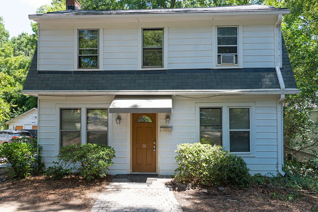 3 bed, 1.5 bath, 1360 sqft, $2,600 — Photo 2