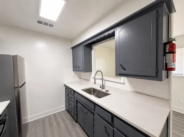 2002 Washington St #6, Commerce, TX 75428