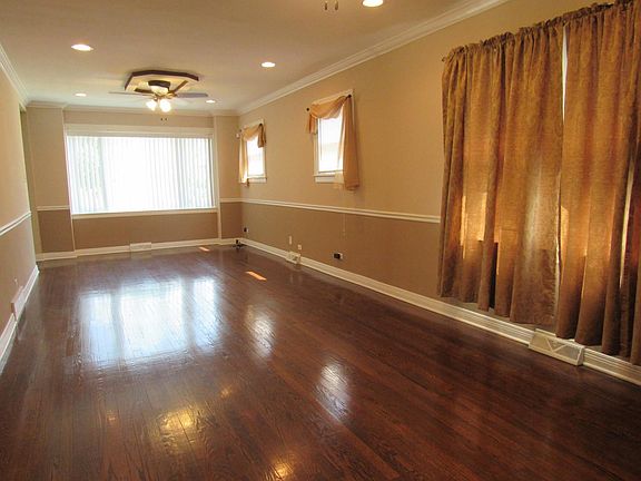 5th image of 2742 Clarence Ave