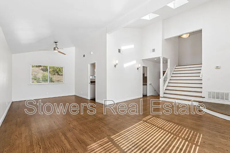 4 bed, 2.5 bath, 2272 sqft, $4,495 — Photo 3