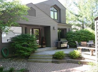 16 Vantage Pointe Gln, Glen Arbor, MI 49636