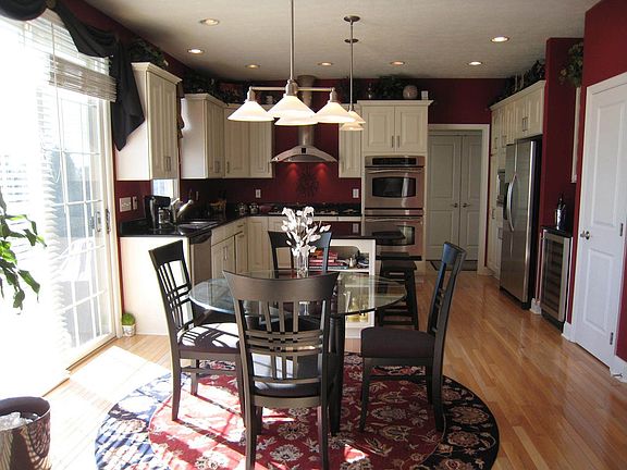 Spectacular Eat-in Kitchen