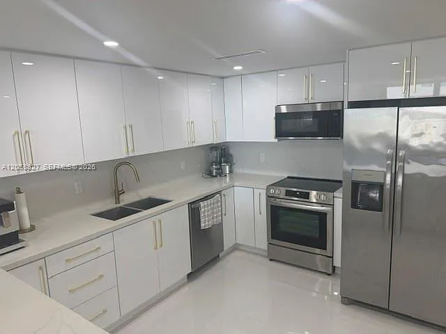 5401 Collins Ave #230 — Photo 19