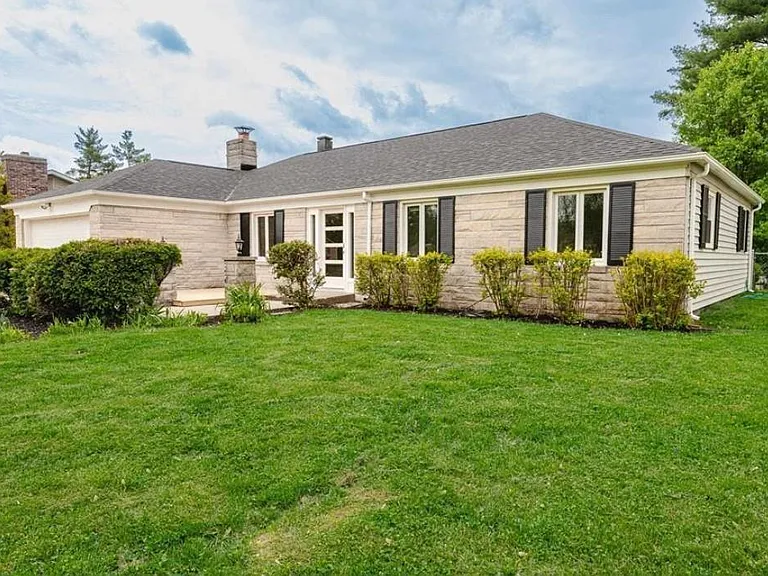 1416 E Clairmont Pl — Photo 2