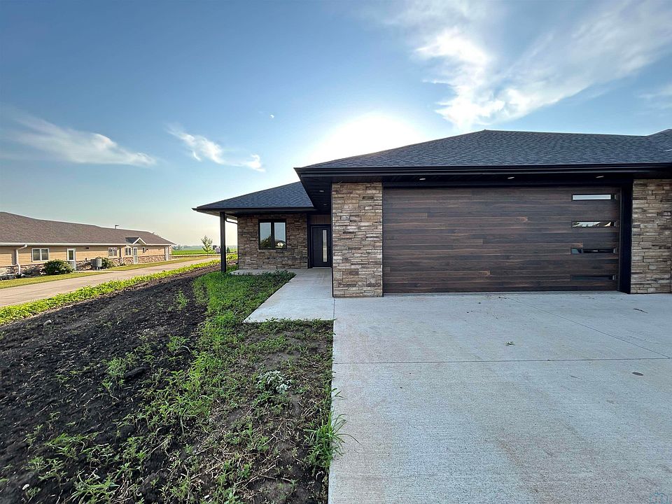 1st image of 2075 Riviera Rd