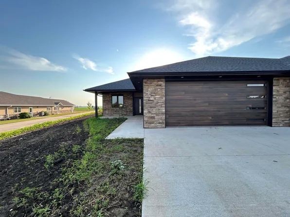 2075 Riviera Rd, Sioux Center, IA 51250