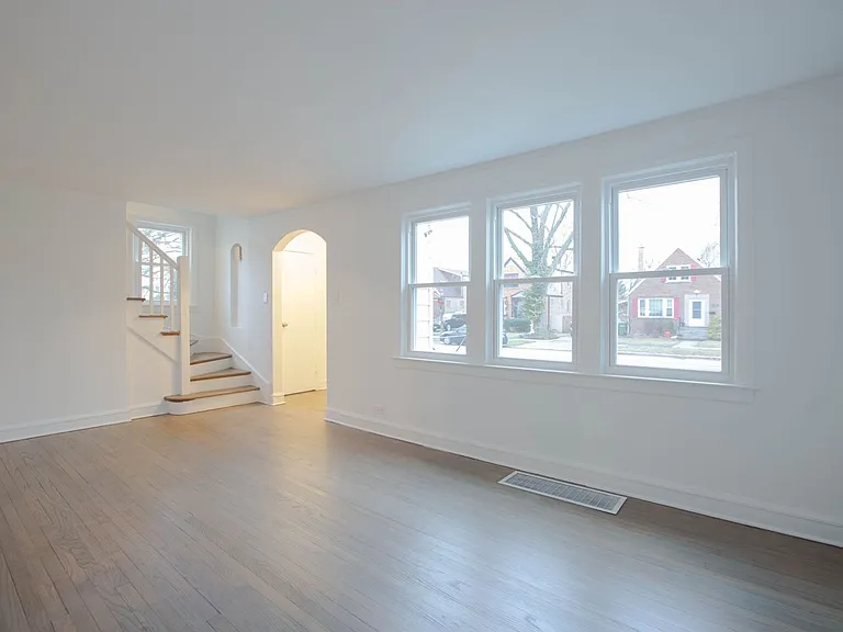 9237 S Utica Ave — Photo 7