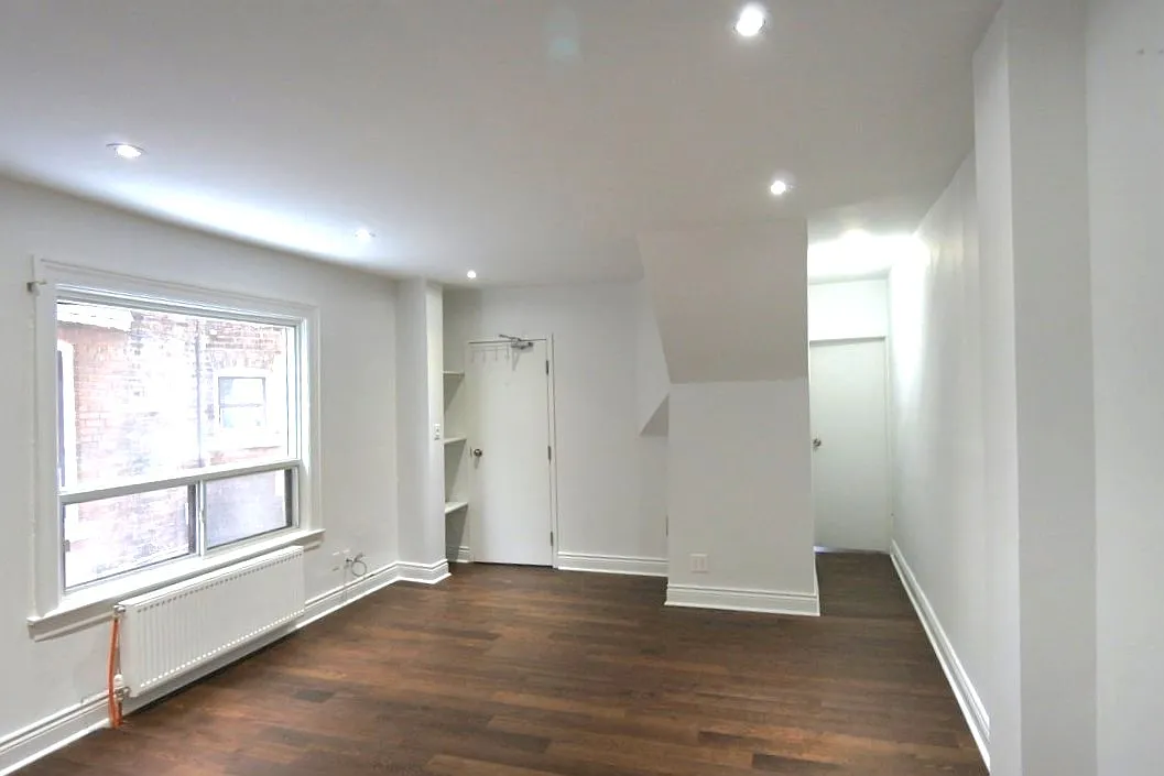 22 Rusholme Park Cres - Main — Photo 3