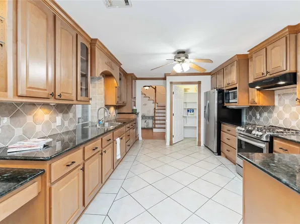 606 Packer Ct, Webster, TX 77598