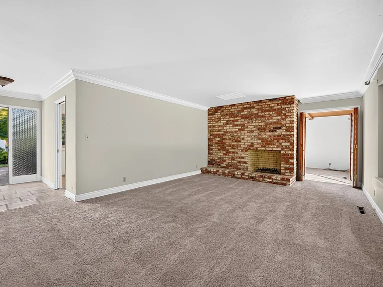 1214 Kilarney Ln — Photo 7