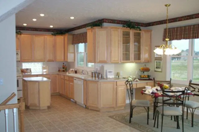 3 bed, 3.5 bath, 2900 sqft, $2,000 — Photo 3