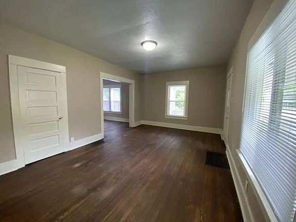 3rd image of 902 Nuttman Ave