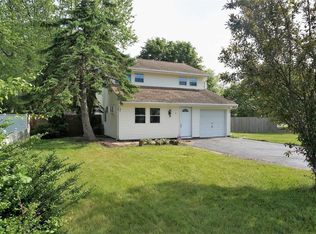 2 Cobb Ln, Medford, NY 11763
