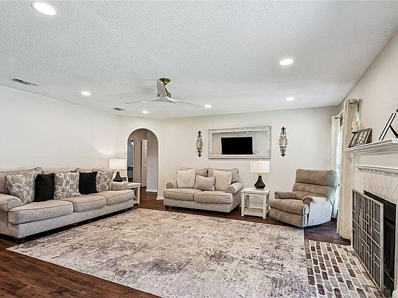 3rd image of 3012 Meadow Lake Dr E