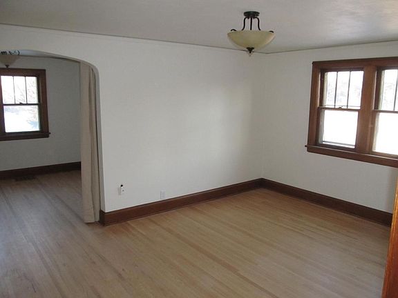 2nd image of 739 Albert St N