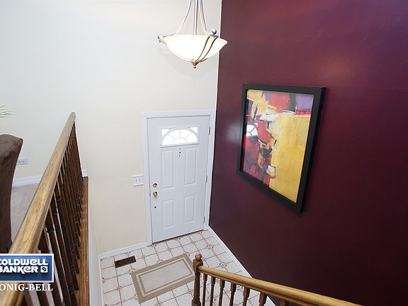 318 Wickham, Schaumburg ~ Foyer