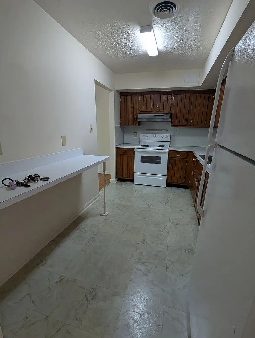 Colonial Village 8 Unit Building — Photo 4