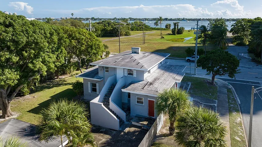 5 bed, 2572 sqft, $5,950 — Photo 2