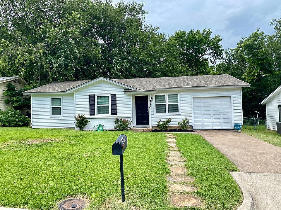1st image of 306 Live Oak Ln