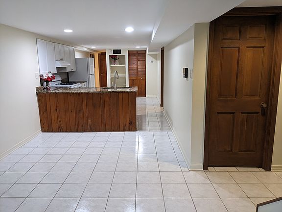 2nd image of 5732 N Kenmore Ave APT G