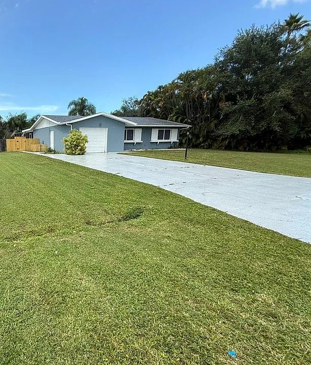 371 SW Lakehurst Dr