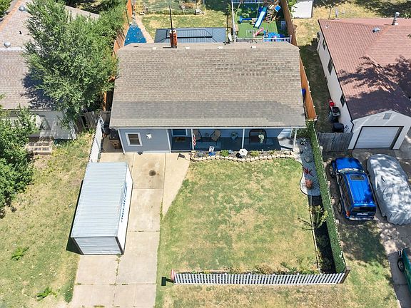 3rd image of 822 S Beverly Dr